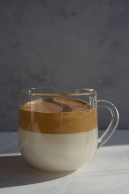 Dalgon kahvesi. Minimum kompozisyon. Dikey resim