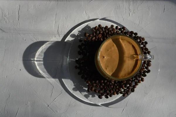 Caffè Dalgon su un piatto con chicchi di caffè. E 'una luce dura. Vista dall'alto — Foto Stock