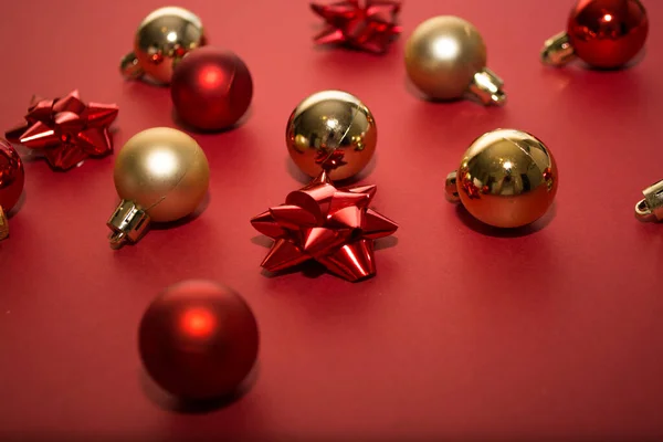 赤い紙の背景に金と赤のクリスマスツリーボール。ミニマルクリスマスのコンセプト ロイヤリティフリーのストック写真