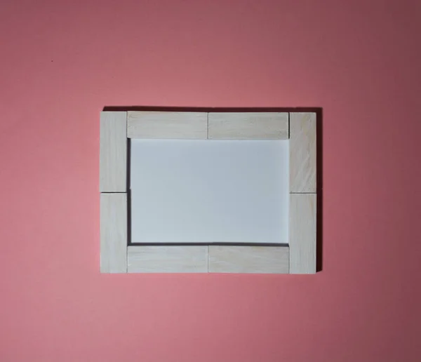 Біло-блокова картка на рожевому фоні — стокове фото