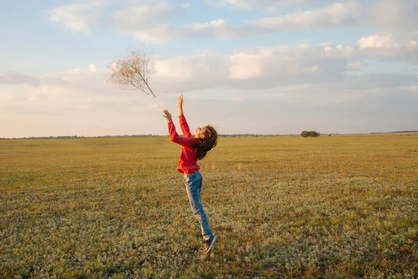 Figura Una Chica Con Pelo Largo Saltando Para Coger Una — Foto de Stock