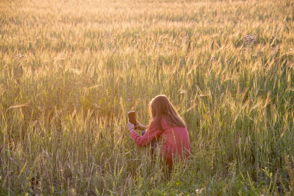 Uma Menina Com Cabelos Longos Smartphone Suas Mãos Está Sentada — Fotografia de Stock