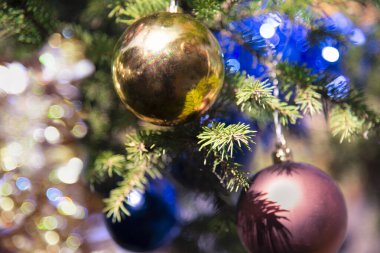 Noel süsleri ve Noel ağacının bulanık arka planında Noel renkli oyuncaklar