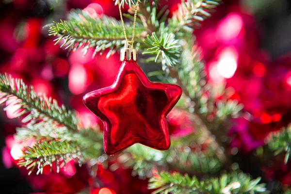 Weihnachten Urlaub Hintergrund Mit Rot Glänzenden Dekorationen Auf Weihnachtsbaum — Stockfoto