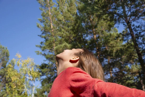 Une Fille Aux Cheveux Longs Dans Une Veste Rouge Tourne — Photo