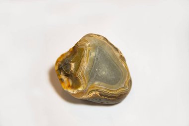 Beyaz arka planda sıcak renklerde vahşi agate taşı