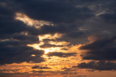 Dramatik koyu gökyüzü ve turuncu günbatımı rengi. Karşıtlık bulanık doğal arkaplan.