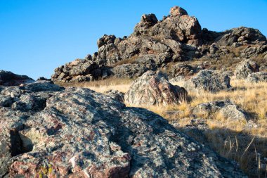 Mavi gökyüzüne karşı Altın Saatteki uçurumların manzarası