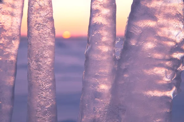 Grandes Ciclos Pôr Sol Fundo Campo Coberto Neve Nebuloso Inverno — Fotografia de Stock