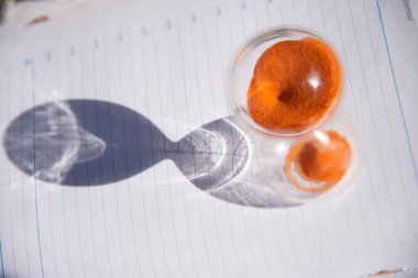 Planlamak için günlük açık bir planlayıcının kum saati. Yukarıdan manzara. Planlama zamanı konsepti.