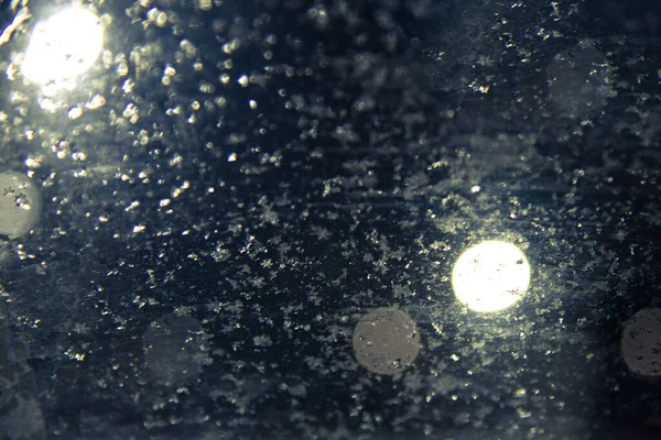 Niewyraźne Abstrakcyjne Ciemnoniebieskie Tło Świecącymi Okręgami Płatkami Śniegu — Zdjęcie stockowe