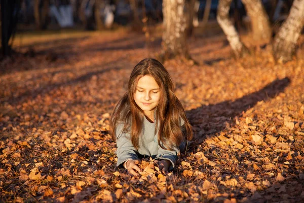 Een Attent Meisje Met Lang Haar Ligt Herfst Gevallen Bladeren — Stockfoto