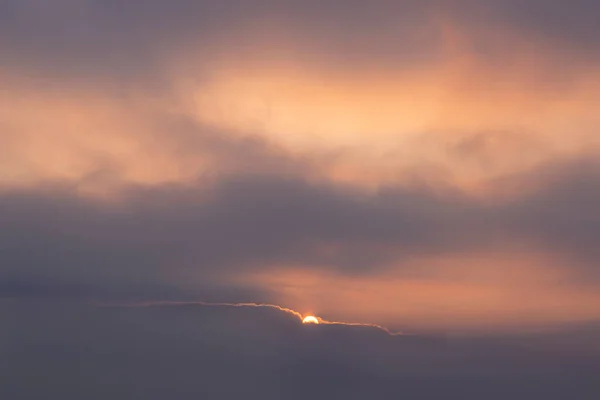 Kleurrijke Zonsondergang Donkere Wolken Natuurlijke Achtergrond Pastelkleuren — Stockfoto
