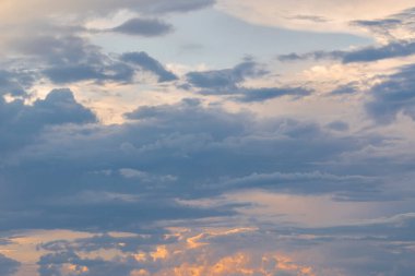 Gün batımında gökyüzü pastel renklerle bulutlu. Doğal gökyüzü arkaplanı