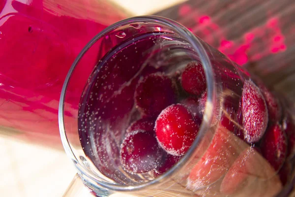 Červená Třešeň Sklenici Limonádou Pozadí Červeného Džbánu Horní Pohled Abstraktní — Stock fotografie