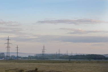 Kırsal kesimdeki elektrik hatlarının görüntüsü. Elektrik kavramı.