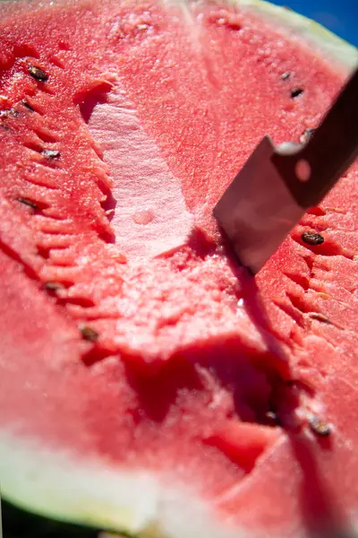 Une Pastèque Rouge Couteau Coincés Dans Gros Plan Pastèque Concentration — Photo