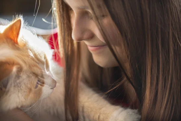 髪の長い女の子と白い猫が一緒にクローズアップされます 子供と猫の友情ペットケアの概念 — ストック写真