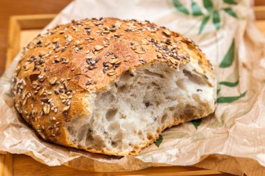 Tahıllı bir somun ekmek. Tamamını değil.