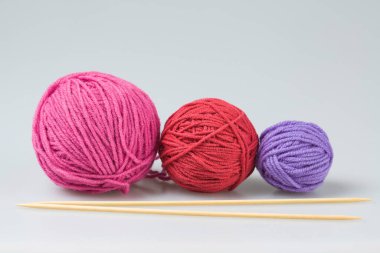 İğneyle örülmüş üç renkli iplik yumağı.