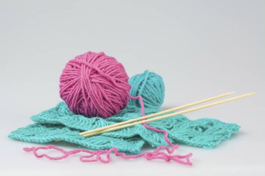 İki renkli iplik yumağı, örgü iğneleri ve el örgüleri için desenler.