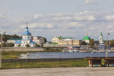 Cheboksary, Rusya - 13 Eylül 2020 - Şehir manzarası, Hava Durumu Kilisesi ve Manastırı 