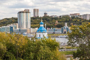 Cheboksary, Rusya - 13 Eylül 2020 - Şehir manzarası, Hava Durumu Kilisesi ve Manastırı 
