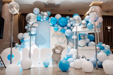 Stüdyoda bir beyaz balon olduğunu söyleyen şenlikli arka plan dekorasyon mektupları. Oyuncak ayıyla bebek doğum günü teması. Baby Boy. İlk yıl kek ezmesi konsepti. Doğum günü tebrikleri. Şeker çubuğu.