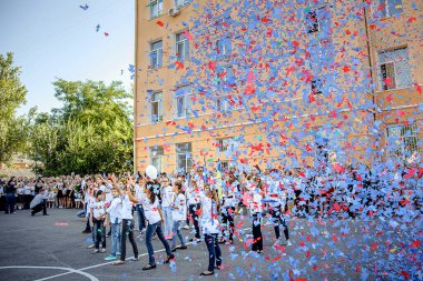 Beyaz golflü kızların bacakları ve takım elbiseli erkeklerin 1 Eylül 'de okul yolunda kuyruğa girmeleri. Birinci sınıflar. Okul yılının başlangıcında. Okul ve okul çocukları, çocuklar teneffüste koşar