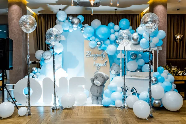 Εορταστική Διακόσμηση Γράμματα Λέγοντας Ένα Και Λευκό Μπλε Μπαλόνια Στο — Φωτογραφία Αρχείου