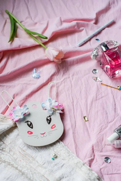 Поздравление Пасхой Цветок Блестки Парфюм Белые Кроличьи Уши Розовом Фоне — стоковое фото