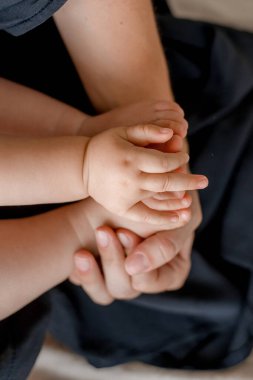 Bebeğin elinin, annesinin parmağını şefkatle tutuşu. Anne, bebeğinin minik elini tutmak için elini kullanır. Ona sevgisini, sıcaklığını, rahatlığını ve güvenini hissettirmek için..