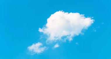 Gökyüzü ve bulutlar doğa arka planı, yumuşak beyaz bulutlar yüzüyor 