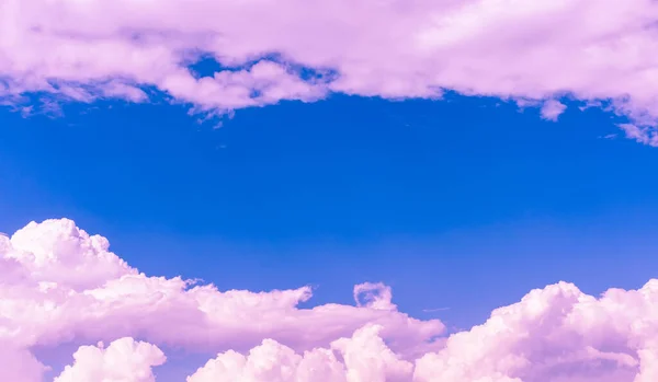 Nuvens Suaves Brancas Roxas Céu Azul Com Espaço Cópia — Fotografia de Stock