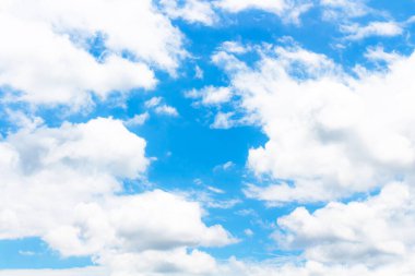 Açık mavi gökyüzünde parlak bulutlu