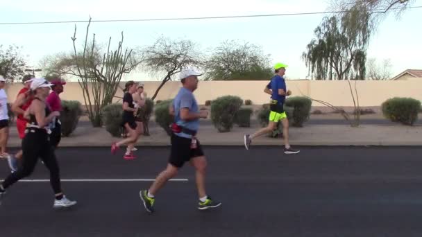 Widok z boku biegaczy biorących udział w maratonie — Wideo stockowe