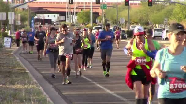 Widok z przodu biegaczy biorących udział w maratonie — Wideo stockowe