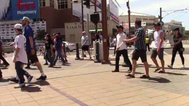 Pedestrians in downtown Phoenix, Arizona — Stock Video