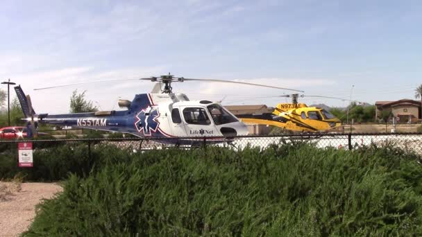 Två parkerade medicinsk nödsituation helikoptrar — Stockvideo