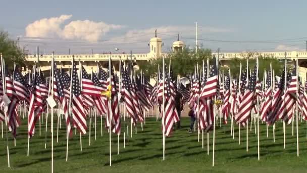 Bandeiras americanas em homenagem ao 911 — Vídeo de Stock