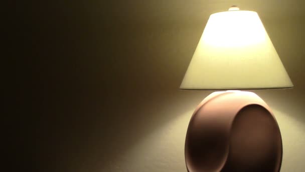 Vypnutí lampu, aby šetřil energii. — Stock video