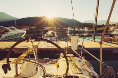 Marina Porto Karadağ, Tivat, Karadağ 'da bir yatta gün doğumu