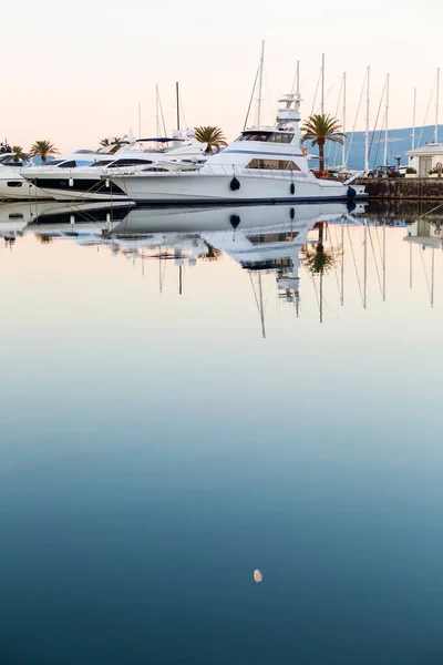 Şafak vakti Marina Porto Karadağ 'da yat, Tivat, Karadağ