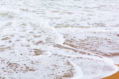 Barcelona, İspanya 'da San Marti bölgesinde kumlu bir plaj bulunan Akdeniz kıyılarına su sıçrıyor.
