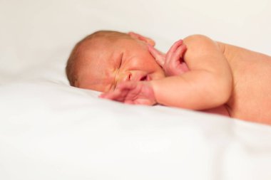 Yeni doğan kız beşiğinde ağlıyor.