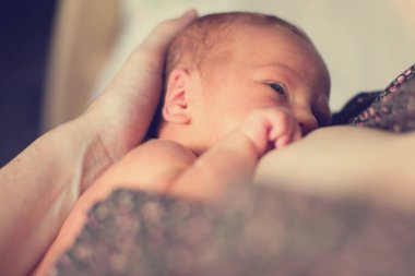 Annem yeni doğmuş bir bebeği emziriyor.