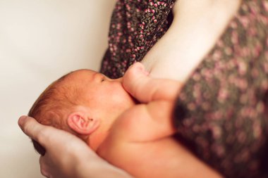 Annem yeni doğmuş bir bebeği emziriyor.