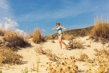 Yunanistan, Mora 'daki Elafonisos adasındaki plajda mavi mayolu güzel bir kız.