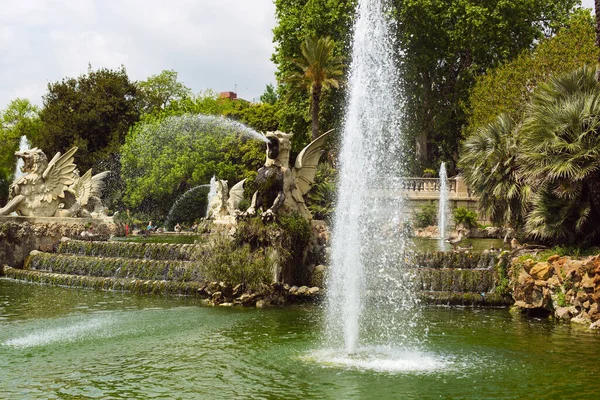 Ciutadella Parkı 'ndaki Büyük Şelale çeşmesindeki çeşmeler.