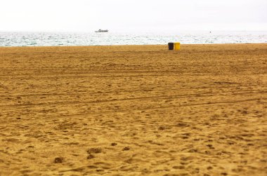 İki çöp tenekesi ve turist olmayan boş kumlu bir sahil. Turizm sezonu diye bir kavram yok. Barselona, İspanya